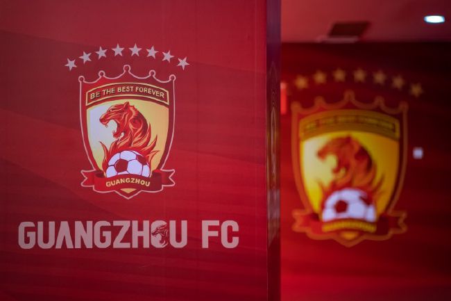 见这神药竟然让施天齐奉若珍宝，人群纷纷围过去，想看看让神医动心的灵药究竟是什么。